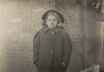 Mery Horn, een bochel die verergerd werd door de zware last papier die zij droeg. Hartford, Connecticut, maart 1909