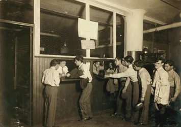 Koeriersjongens leveren hun uniform in op het hoofdkantoor van de Postal Telegraph Co. in New York City