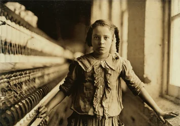 Portret van een jong meisje dat werkt als spinster in een katoenfabriek, ook al denkt ze dat ze niet oud genoeg is om te werken, Whitnel, North Carolina