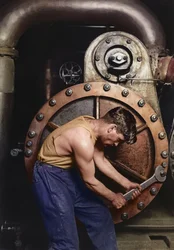 Krachtcentrale monteur werkt aan stoompomp ca. 1920