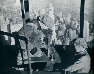 Het vastzetten van de laatste bouten op de ochtendmast van het Empire State Building, ca. 1931