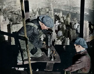 Het vastzetten van de laatste bouten op de ochtendmast van het Empire State Building, ca. 1931