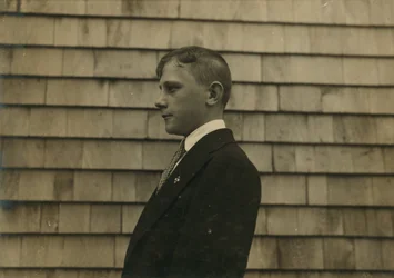 Kolonistenjongen, veger en schoonmaker in zijn zondagse kleren, Fall River, Massachusetts
