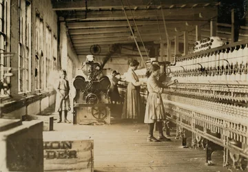 Twee jonge spinners in Catawba Cotton Mills, Newton, North Carolina, 1908