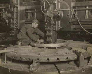 Arbeider bij slijpmachine