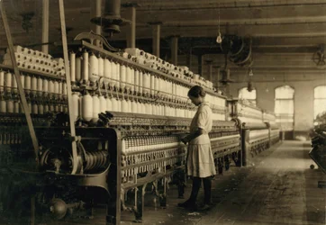 Jonge tienermeisje werkt als spinner in katoenfabriek, West, Texas, VS, ca. 1913