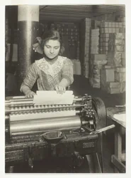 Jonge arbeider in papierfabriek