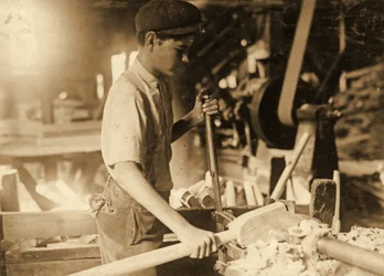 Jonge jongen in een werkplaats c.1936