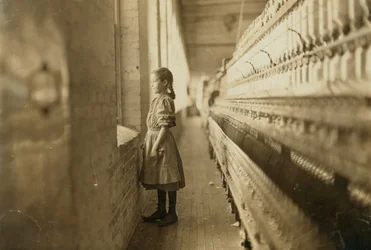 Jong meisje dat in een fabriek werkt, Lincolnton, North Carolina, VS, ca.1908 (zw/w foto)