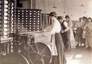 Jonge vrouwen die werken aan een spinmachine in een katoenfabriek, South Carolina, 1908