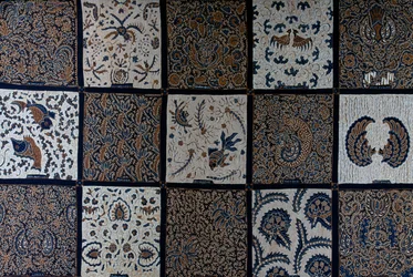 Batik met traditionele ontwerpen uit traditionele kleuren, Surakarta, Java, Indonesië, detail