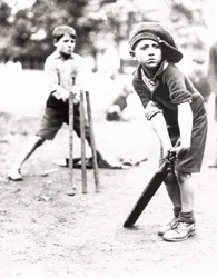 Jongens die cricket spelen