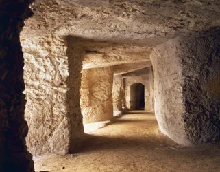 Gang uitgehouwen in kalksteen in Euryalus Kasteel, 402-397 v.Chr., gebouwd voor defensieve doeleinden door Dionysius de Oudere, Syracuse, Italië, Oude Griekse beschaving, Magna Graecia, 5e-4e eeuw v.Chr.