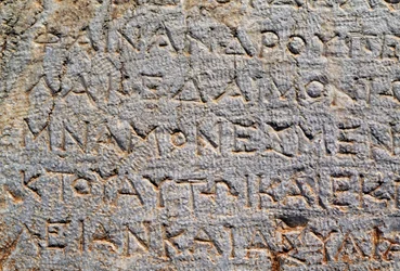 Inscriptie op de Polygonaalmuur, archeologische site van Delphi (UNESCO Werelderfgoedlijst)