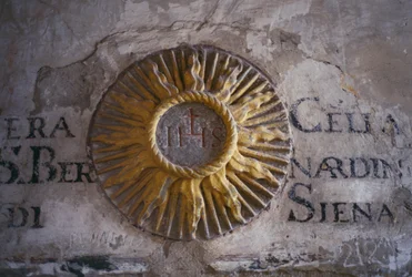 Inscripties en reliëf die de zon afbeelden, cel van het dormitorium van San Bernardino, Sint Franciscus Klooster, Fiesole, Toscane, Italië