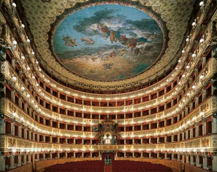 Interieur van het podium van het San Carlo Theater in Napels