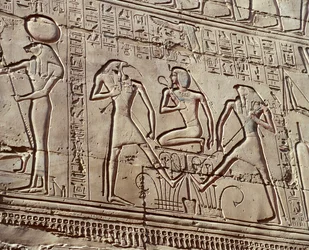 Interieur muurreliëfs die offers aan de goden uitbeelden, detail met jonge Ramses II met goden Thoth en Horus