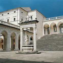 Italië, Lazio Regio, Frosinone Provincie, Cassino, Monte Cassino Abdij, hoofdtrap en put
