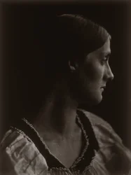 Julia Jackson, klein profiel