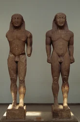 Kleobis en Biton, ca. 610-590 v.Chr., Parische marmeren beelden, door Polymedes van Argos, opgedragen aan Delphi door de stad Argos, Griekenland, Griekse beschaving, 7e-6e eeuw v.Chr.