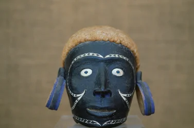 Mannelijk hoofd met oorbellen, sculptuur