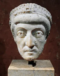 Marmeren hoofd van Romeinse keizer van het Oosten Theodosius II