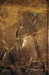 Mede-officier brengt eerbetoon aan koning Darius I, ca. 515 v.Chr., reliëf uit de Schatkamer van Persepolis, Iran
