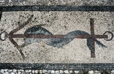 Mozaïek met dolfijn en anker, eiland Delos (UNESCO Werelderfgoedlijst)