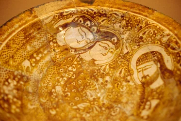 Bord versierd met mannelijke en vrouwelijke gezichten, uit Kashan, Iran