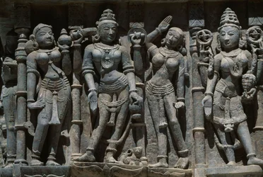 Reliëf met vrouwelijke figuren, Adishvara-tempel, Vimalavasi Tuk, tempelcomplex op Shatrunjaya-heuvel, Palitana, Gujarat, India