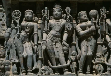 Reliëf met mannelijke en vrouwelijke figuren, Adishvara-tempel, Vimalavasi Tuk, tempelcomplex op Shatrunjaya-heuvel, Palitana, Gujarat, India