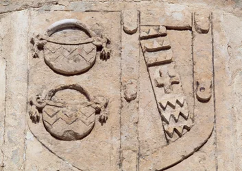 Spanje, Castilië-La Mancha, Cerro de San Cristobal, Belmonte, Kasteel van Belmonte, Architectonisch detail met wapenschild van de Markies van Villena