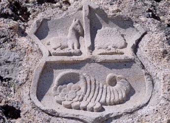Spanje, Castilië en León, Mombeltrán, Kasteel van de Hertogen van Albuquerque, Architectonisch detail met wapenschild
