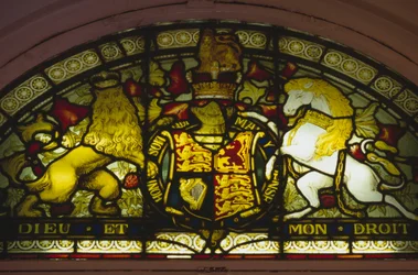 Glas-in-loodraam met het koninklijk wapen van het Verenigd Koninkrijk, Theatre Royal, Drury Lane