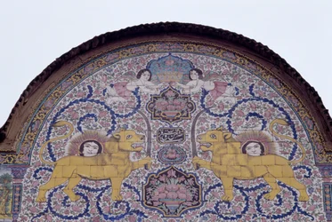 Zon en leeuw, koninklijk embleem van de Qajar-dynastie, polychrome tegeldecoratie aan de voorkant van het Qavam-huis, ook bekend als Narenjestan e Ghavam