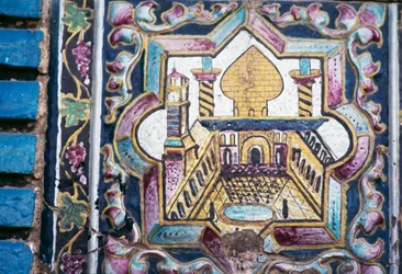 Uitzicht op moskee, polychrome tegeldecoraties in Tekyeh Mo