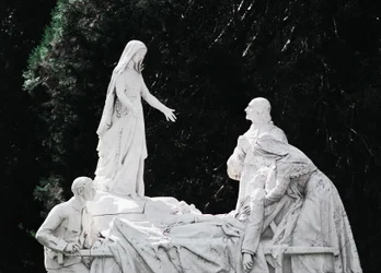 Maagd die een zieke geneest, Beeldengroep Salus Infirmorum (Gezondheid van de zieken)