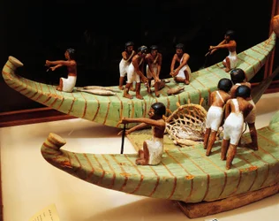 Houten model van vissersboten en net (detail)