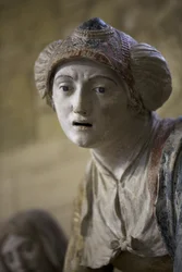 Heilige vrouw in een kap (beschilderde steen)