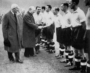 Winston Churchill begroet het Engelse voetbalteam, Wembley, Londen, oktober 1941