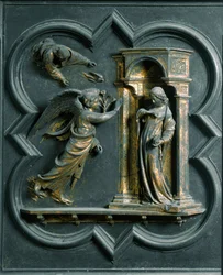 Noordpoort (genoemd Poort van het Kruis, in het noorden), exterieur detail: De Annunciatie. Bronzen sculptuur gemaakt door Lorenzo Ghiberti