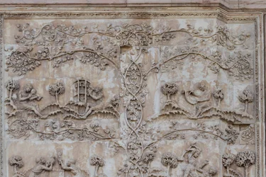 Naamah leert kind lezen en Tubal-cain slaat bellen met hamer; Enos, zoon van Seth tekent met kompas, Verhalen van Genesis, bas-reliëfs door Lorenzo Maitani, eerste pilaar, zijgevel van de kathedraal van Orvieto, Umbrië, Italië