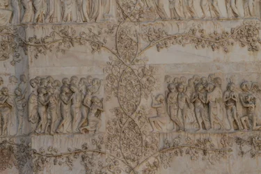 Scènes van het laatste oordeel, verhalen van de Apocalyps, bas-reliëfs door Lorenzo Maitani en assistenten, vierde pilaar, gevel van de kathedraal van Orvieto, Umbrië, Italië