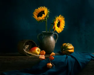 Stilleven met herfstzonnebloemen