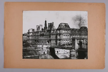 Gevel van het voormalige stadhuis, begin van de Pont d
