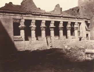 Philae, binnenplaats, westelijke zuilengang,1859/1860 (foto)