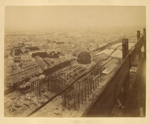 Luchtfoto van een tentoonstellingsgebouw in aanbouw