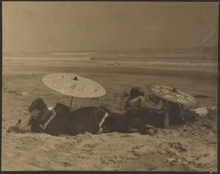 [Strandscène met papieren paraplu