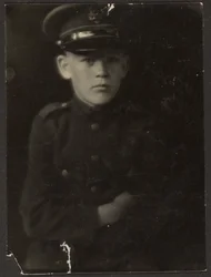 [Jongen in uniform]