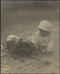 [Jongen die bij een hond zit]